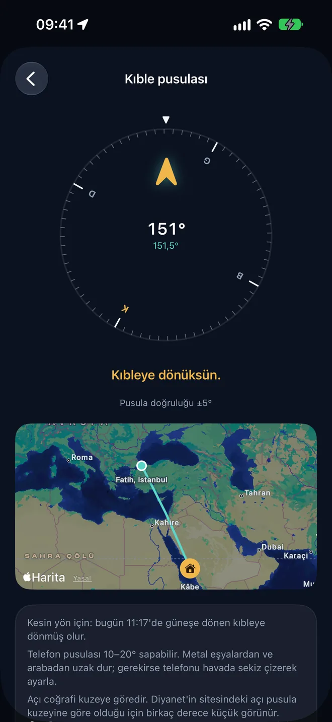 Virdim kıble pusulası: kehribar ok kıbleye hizalı, 151 derece, Kıbleye dönüksün yazısı; altında Fatih, İstanbul'dan Kâbe'ye çizgi çizilmiş harita