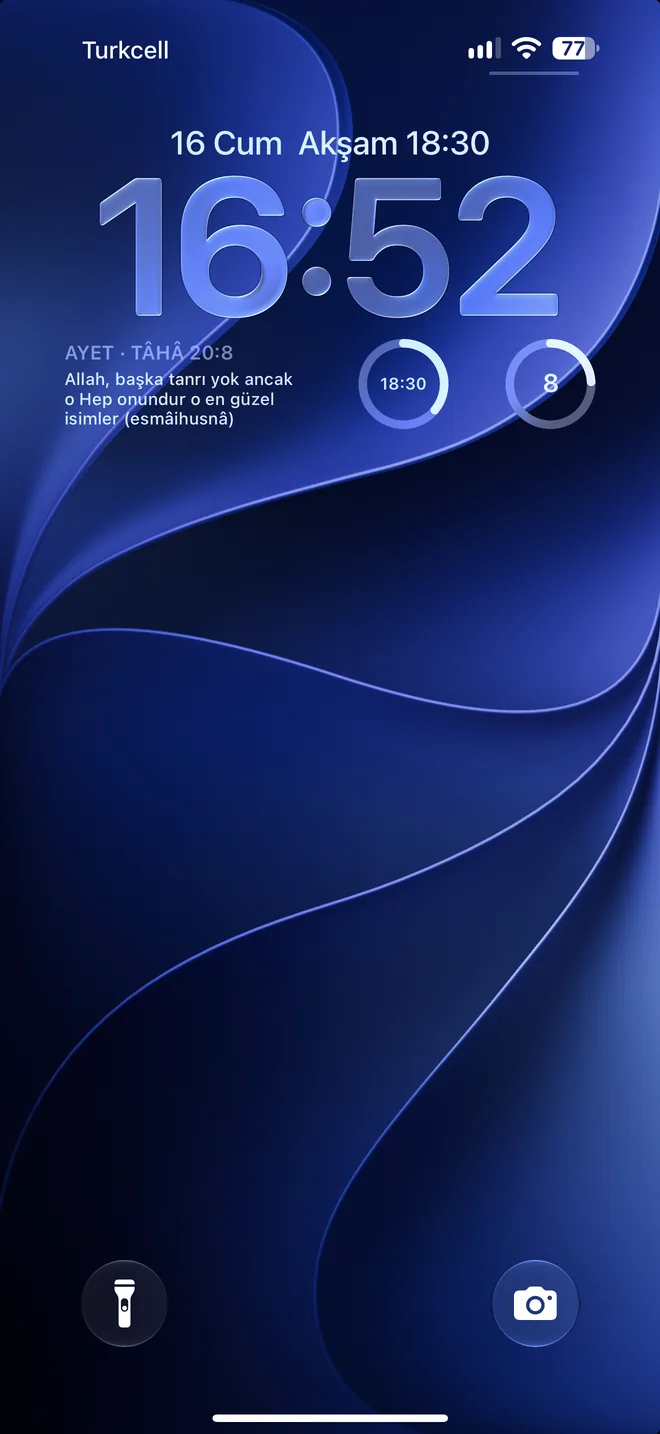 iPhone kilit ekranında Virdim widget'ları: saatin üstünde Akşam 18:30, altında Tâhâ 20:8 günün ayeti, sıradaki vaktin halkası ve zikir sayacı